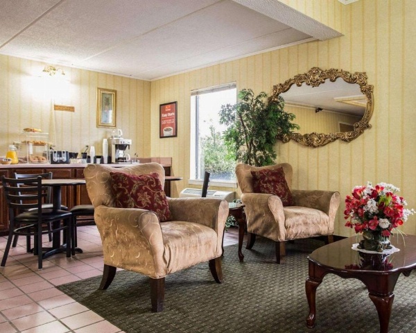 Econo Lodge Inn & Suites Lugoff image 12